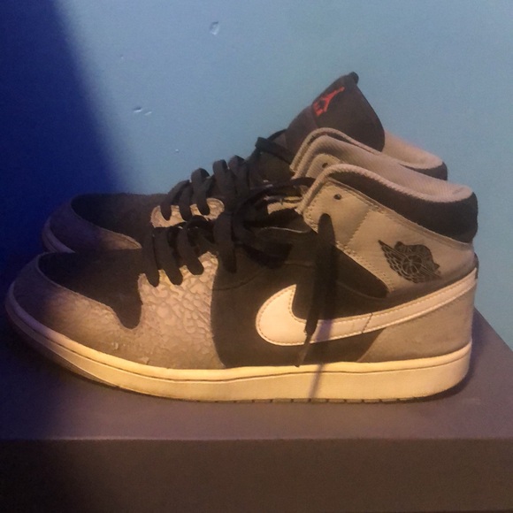I’m selling a size 12 Jordan shoes for men if interested - Picture 3 of 5